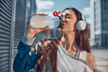 jezelf hydrateren is erg belangrijk om af te vallen